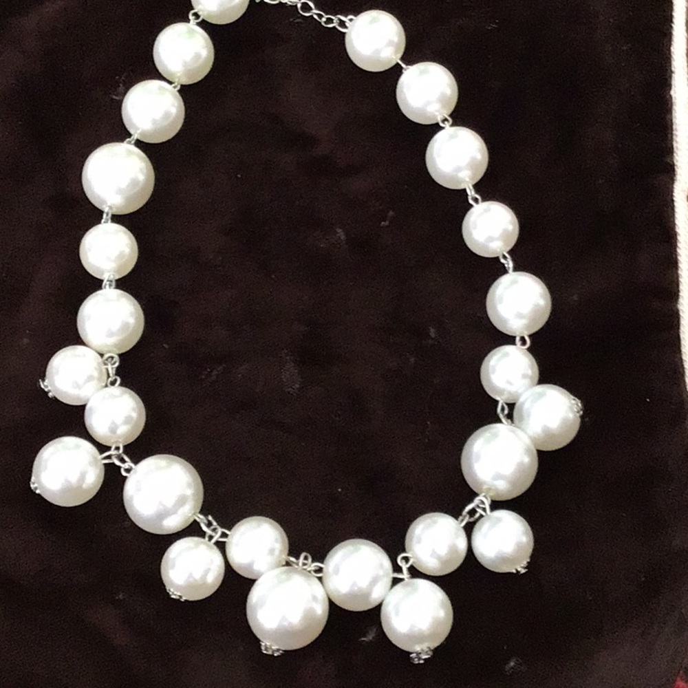 Elegant Silver Pearl Necklace 15” long 
with 3” extension.
Lovely Faux pearls.